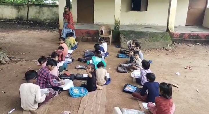 Madhya Pradesh News: खुले आसमान के नीचे नौनिहालों की क्लास
