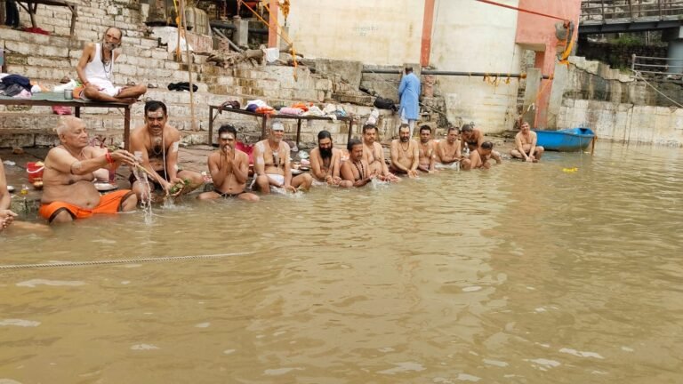 अपने मृत आत्मा पितरों की शांति के लिए ओंकारेश्वर में नर्मदा तट पर तर्पण कार्यक्रम
