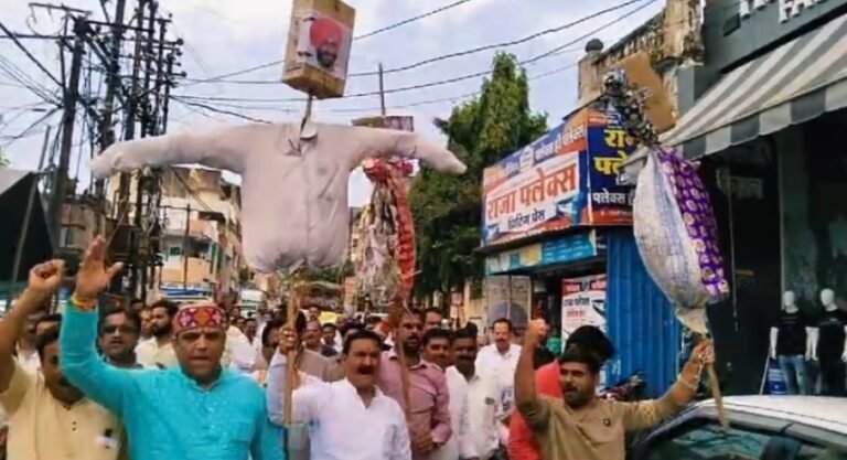 कांग्रेस के बाद अब युवा कांग्रेस उतरी मैदान में, राहुल गाँधी के खिलाफ बयानबाज़ी करने वाले नेताओं के फूँके पुतले