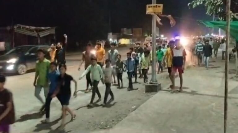 रात में होस्टल छोड़ पैदल निकले विद्यार्थी, कलेक्टर वापस ले गए, भोजन-सुविधाओं की बताई कमी