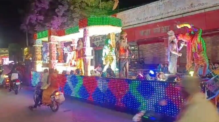 10 दिन सेवा के बाद गणपति बप्पा को दी विदाई निकाला झांकियों का कारवां