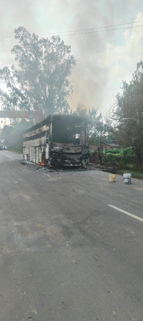 धू- धू कर जली विश्वास कंपनी की यात्री बस