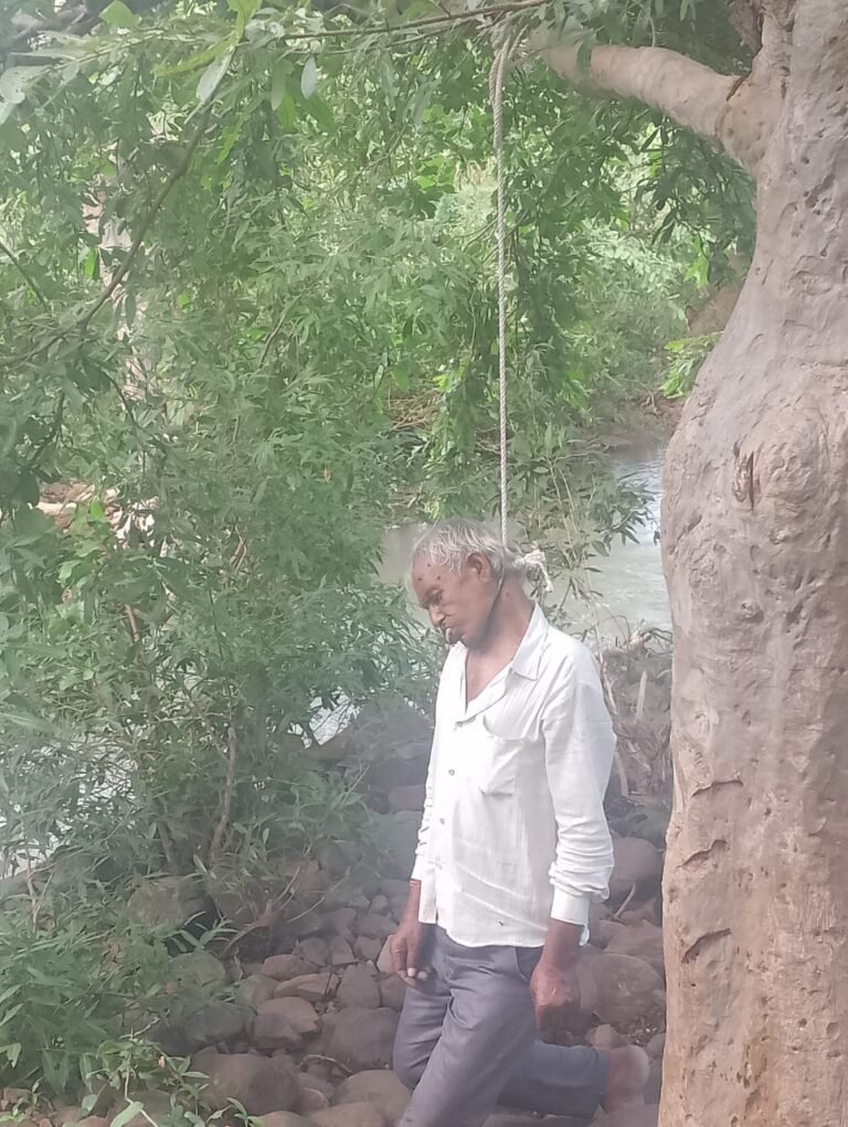 पुलिस ने दो अलग अलग जगहों से लिया शवों को हिरासत में एक व्यक्ति वयोवृद्ध तो दूसरा नवयुवक