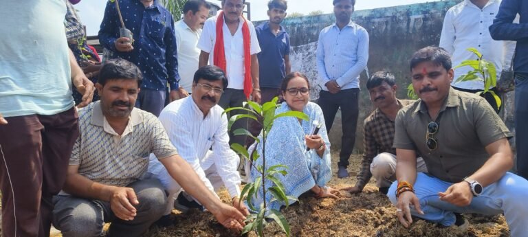 टीकमगढ़ में जिला संयोजक अरुण प्रताप सिंह अमर राजा कुड़ीला के द्वारा ब्रक्षारोपण का आयोजन किया गया