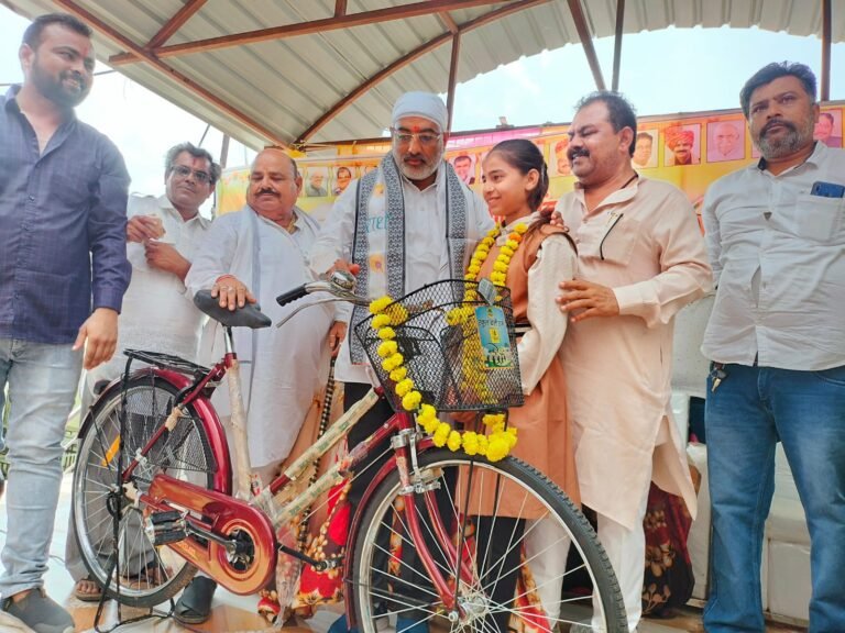 खरगौन पहुंचे सांसद दर्शन सिंह चौधरी ,बच्चियों को साइकिल वितरण