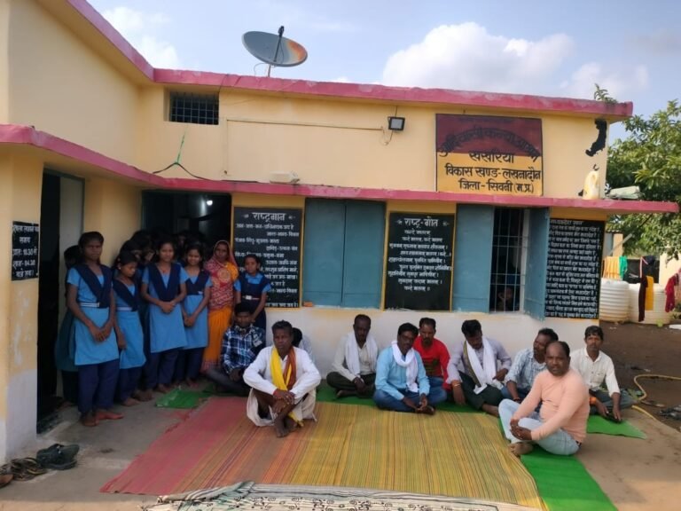 आदिवासी कन्या आश्रम खखरिया आश्रम के बच्चे और अभिभावक अभद्रता और खाने में कच्चा पक्का मिलना बताया