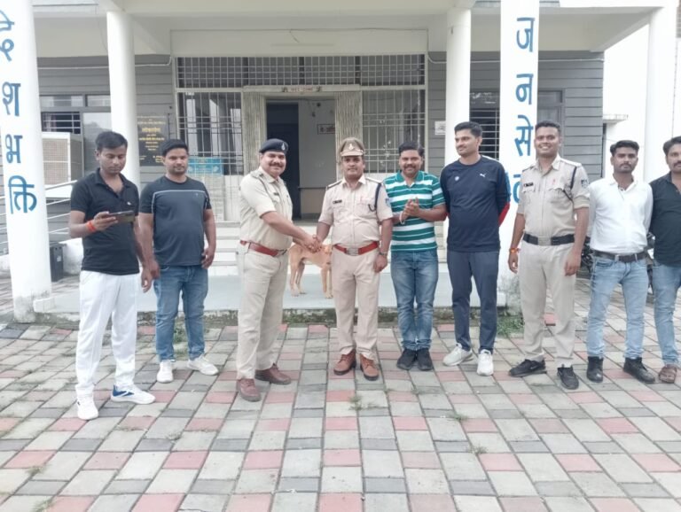 हेडकांस्टेबल के पदउन्नति होने पर थाना स्टाफ के द्वारा दी गई शुभकामनाएं