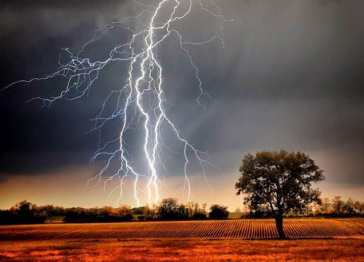 पेटलावद के इस गांव में गिरी आकाशीय बिजली, एक महिला की मौके पर दर्दनाक मौत!