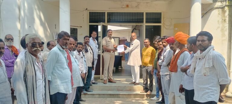 ग्राम पंचायत के विकास कार्यों में बाधा डालने धमकी देने व वसूली करने का आरोप ग्रामवासियों ने तहसीलदार व थाना प्रभारी को ज्ञापन दिया