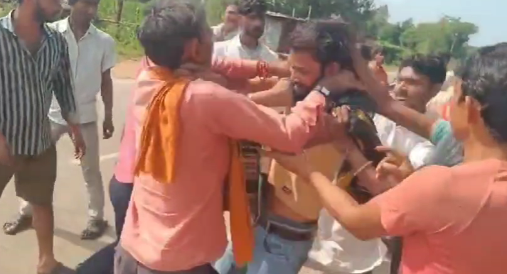 सेल्समैन की बीच सड़क पिटाई, ग्रामीणों ने की मारपीट