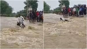 Shivpuri में उफनते नाले में फंसी गाड़ी, लोग मदद के लिए चिल्लाने लगे