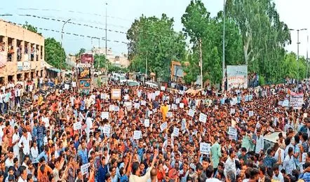 आउटसोर्स कर्मचारियों का राजधानी में शक्ति प्रदर्शन