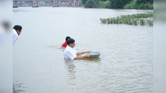 CM मोहन यादव ने पिता की अस्थियां शिप्रा में की विसर्जित