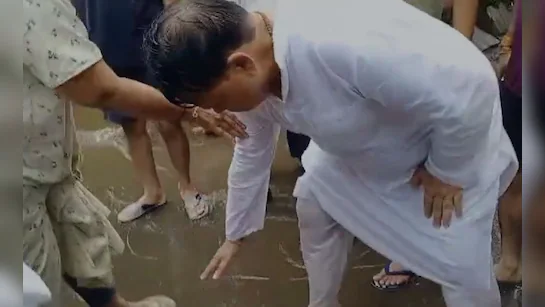 MP News: मंत्री ने नाराज महिला के पैर छूकर मांगी माफी