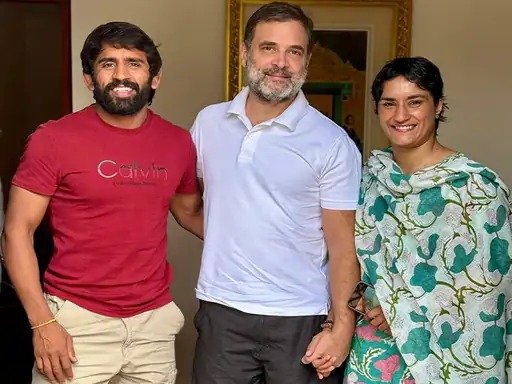 wrestler vinesh phogat bajrang punia join congress