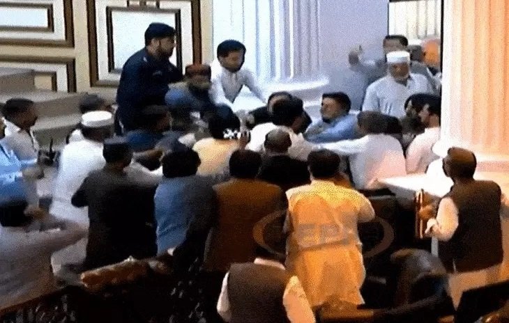 Pakistan vidhan sabha mla punching kicking each other