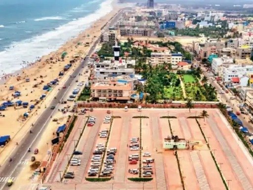 Cyclone Dana Rains begin in Odisha with strong winds