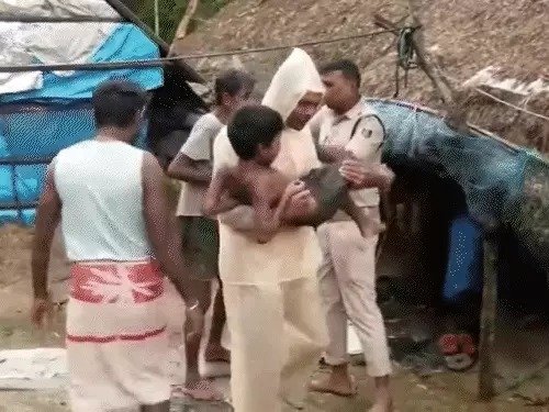 Cyclone Dana hits the coast of Odisha 6 lakh people