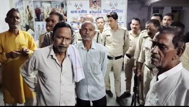 Gwalior crime news: ग्वालियर मंदिर में पूजा को लेकर विवाद, SI और परिवार के बीच मारपीट