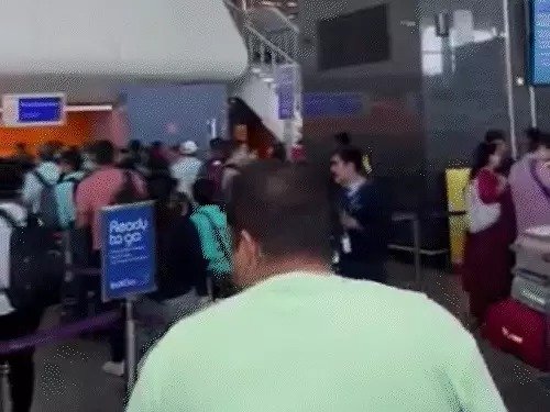 <blockquote class="twitter-tweet"><p lang="en" dir="ltr"><a href="https://twitter.com/hashtag/6ETravelAdvisory?src=hash&ref_src=twsrc%5Etfw">#6ETravelAdvisory</a> : We are currently experiencing a temporary system slowdown across our network, affecting our website and booking system. As a result, customers may face increased wait times, including slower check-ins and longer queues at the airport. (1/3)</p>&mdash; IndiGo (@IndiGo6E) <a href="https://twitter.com/IndiGo6E/status/1842478484813193593?ref_src=twsrc%5Etfw">October 5, 2024</a></blockquote> <script async src="https://platform.twitter.com/widgets.js" charset="utf-8"></script>