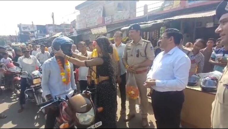 Karwa Chauth: निवाड़ी जिले में करवा चौथ पर पुलिस की अनूठी पहल, हेलमेट जागरूकता अभियान…