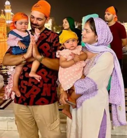 Rubina-Abhinav: रुबीना और अभिनव ने जुड़वां बेटियों के साथ किए स्वर्ण मंदिर के दर्शन