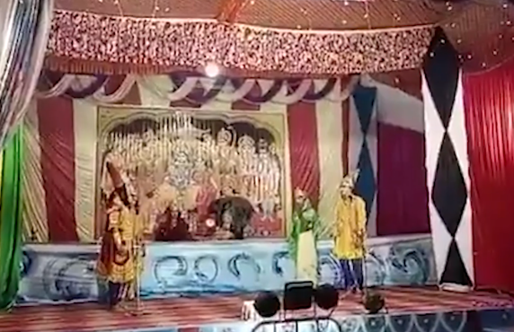बीच राम लीला में 2 कैदी फरार