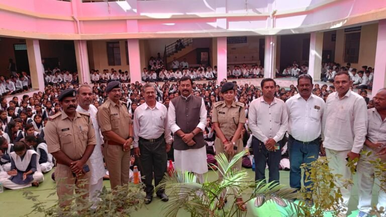 पुलिस ने किया बालिका एवं महिला जन जागृति कार्यक्रम का आयोजन
