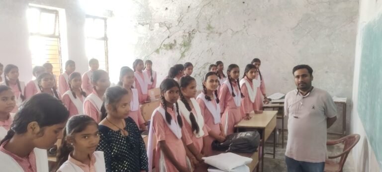 स्वच्छता अभियान के तहत छात्र छात्राओं को स्वच्छता के रूपों की दी जानकारी