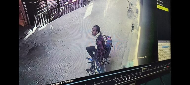 बाइक चोर सीसीटीवी कैमरा में हुआ कैद
