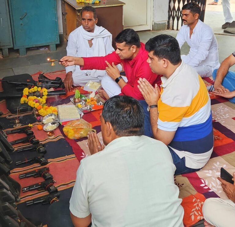 पिछोर थाने में किया परंपरागत तरीके से शस्त्रों का पूजन