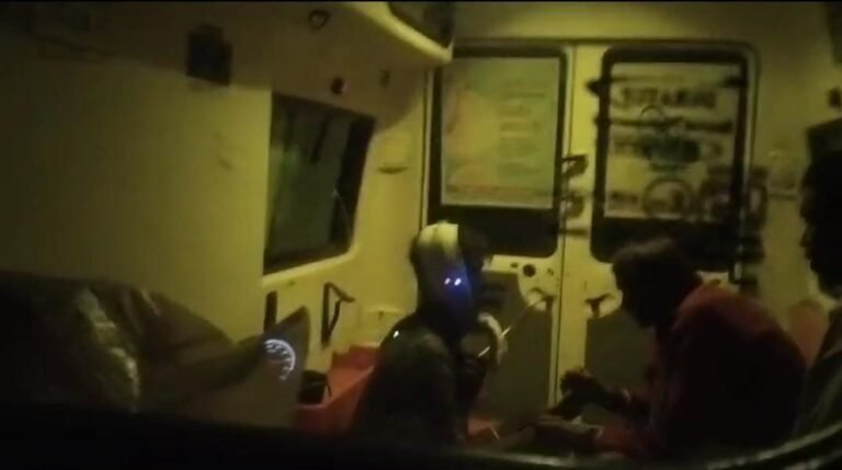 MP अजब है, गजब है! एम्बुलेंस के अंदर झाड़-फूंक का वीडियो वायरल, तांत्रिक ने सर्पदंश पीड़ित की जान खतरे में डाली