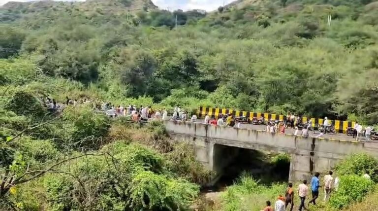 Barwani crime news: धाबाबावड़ी के जंगल में युवक और नाबालिग युवती का शव पेड़ पर लटका मिला, पुलिस जांच में जुटी