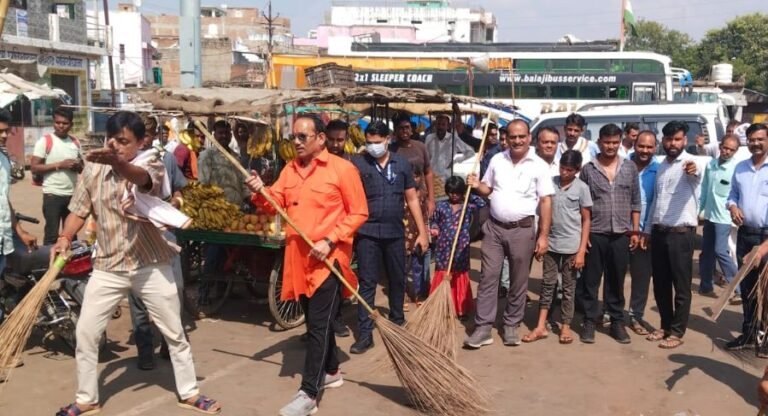 pritam-singh-lodhi-leads-cleanliness-drive-in-khaniyadhana