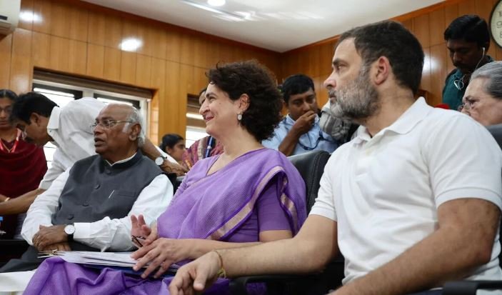 priyanka-gandhi-nomination-kharge-wait-locked-door-congress-response