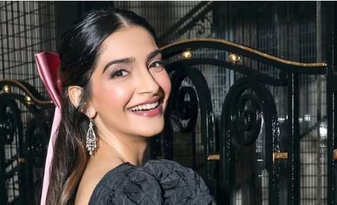 sonam-kapoor-rhythm-house-purchase