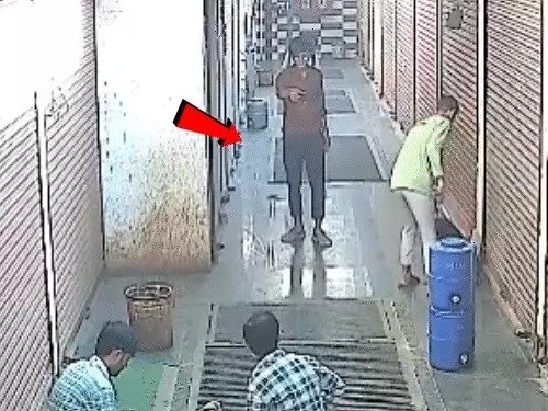 young man neck was cut while making a reel in Agra