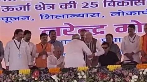CM Nitish Again Touched PM Modis Feet 