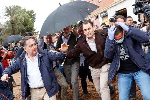 People threw mud at king queen of spain