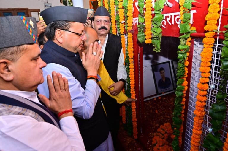 उत्तराखंड स्थापना दिवस: शहीद स्थल पहुंचे मुख्यमंत्री पुष्कर सिंह धामी, राज्य आंदोलकारियों को किया नमन