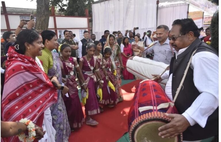 Birsa Munda Jayanti: विधायक और कलेक्टर ने मांदर को दी थाप,महिलाओं के साथ थिरकीं मंत्री राजवाड़े