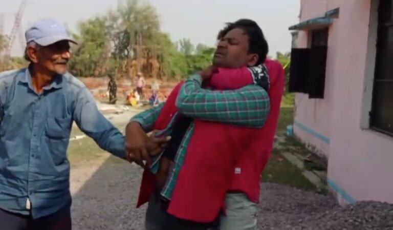 crime news: अश्लील मैसेज के आरोप में छात्राओं ने शिक्षक को चपल्लो से जमकर पीटा, वीडीओ वायरल