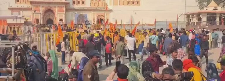 रामराजा के दर्शन कर धीरेंद्र शास्त्री ने पहराई धर्म ध्वजा, सनातन हिंदू एकता पद यात्रा का समापन