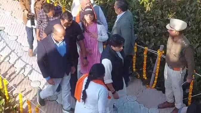 हमले में बाल-बाल बचे सिंधिया,कई पुलिसकर्मी और समर्थक हुए घायल