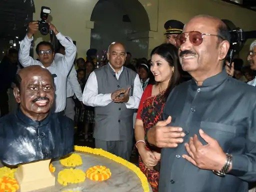 governor of bengal unveiled his own statue