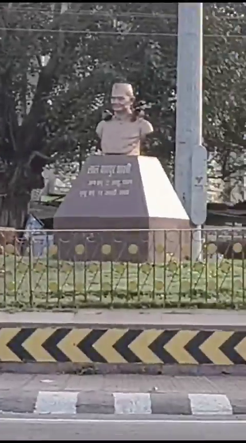 भोपाल में लाल बहादुर शास्त्री की मूर्ति पर जूते रखे जाने पर हंगामा