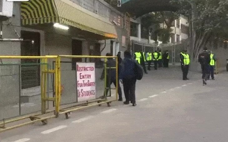 40 schools in delhi received bomb threats