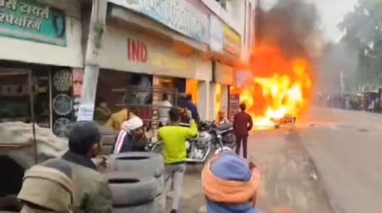 बांदा में बुलेट मोटरसाइकिल में अचानक लगी आग, चालक ने कूद कर बचाई जान