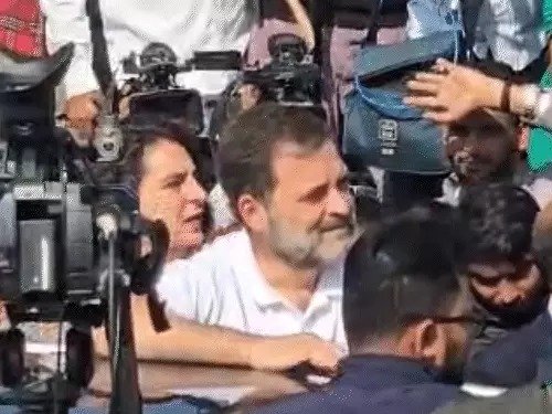 Barricading to prevent Rahul from coming to Sambhal