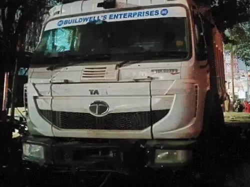 Dumper crushes 9 people in Pune